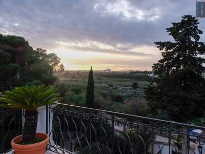 Raggiungiamo invece la terrazza per godere del magnifico panorama verdeggiante che circonda la tenuta. E, mentre il sole volge al tramonto...